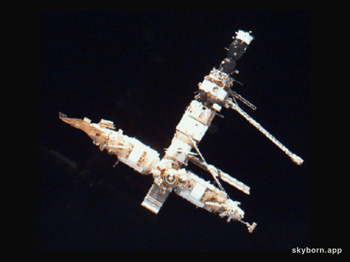 Atlantis Approaches Mir