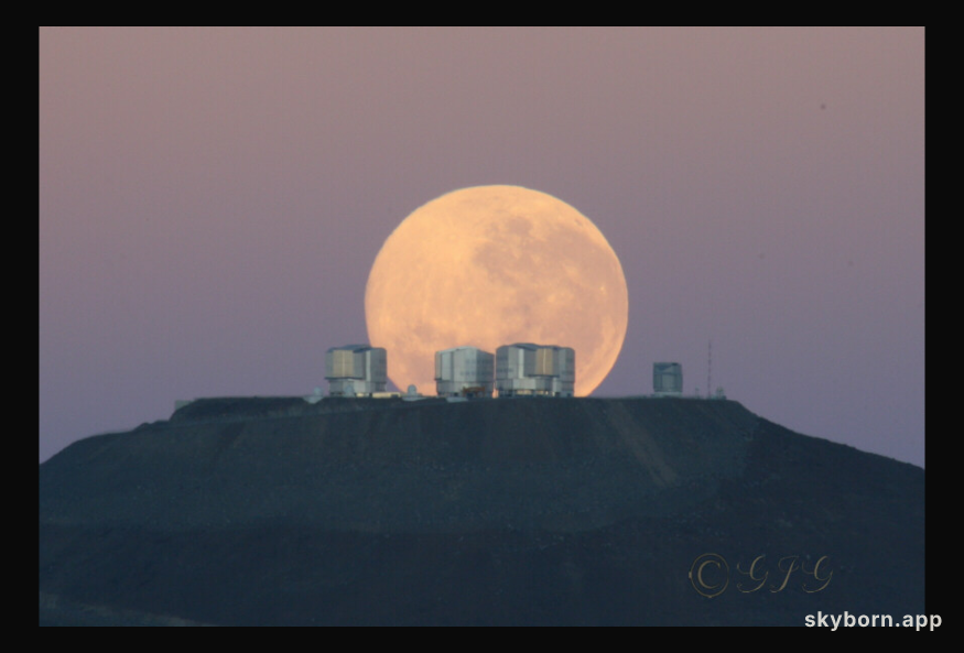 Paranal Moonset