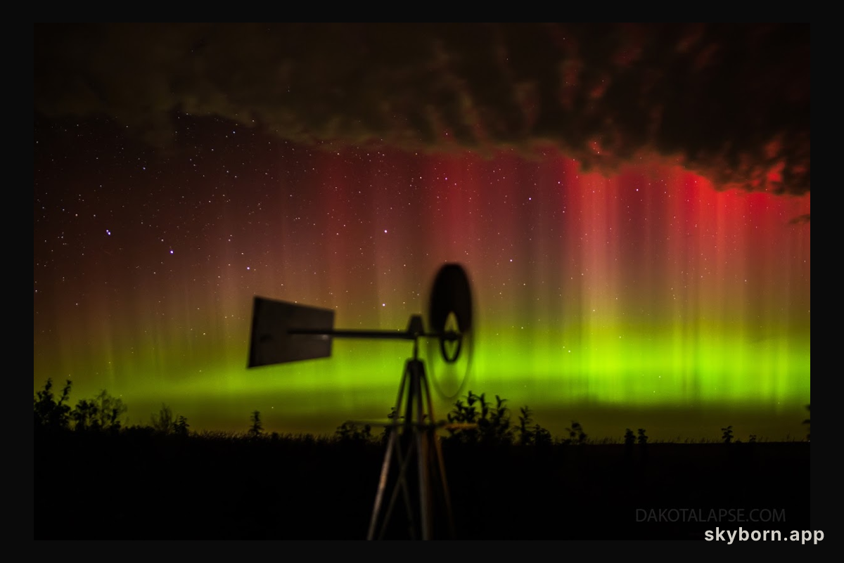 October Aurora in Prairie Skies