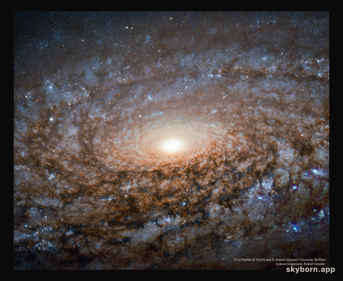 In the Center of Spiral Galaxy NGC 3521