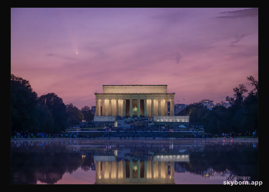 Comet Tsuchinshan-ATLAS Over the Lincoln Memorial