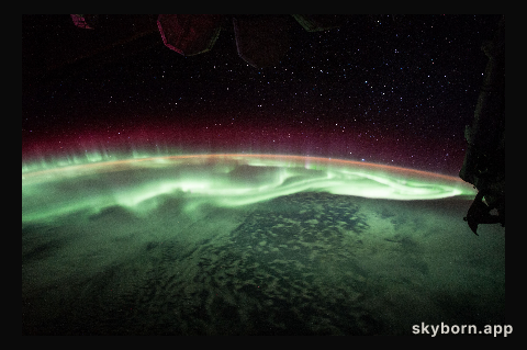 Aurora Slathers Up the Sky