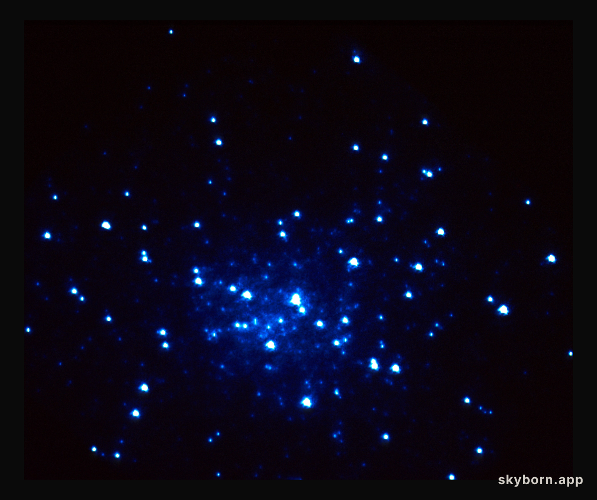 HST image of hot blue stars at the core of M15