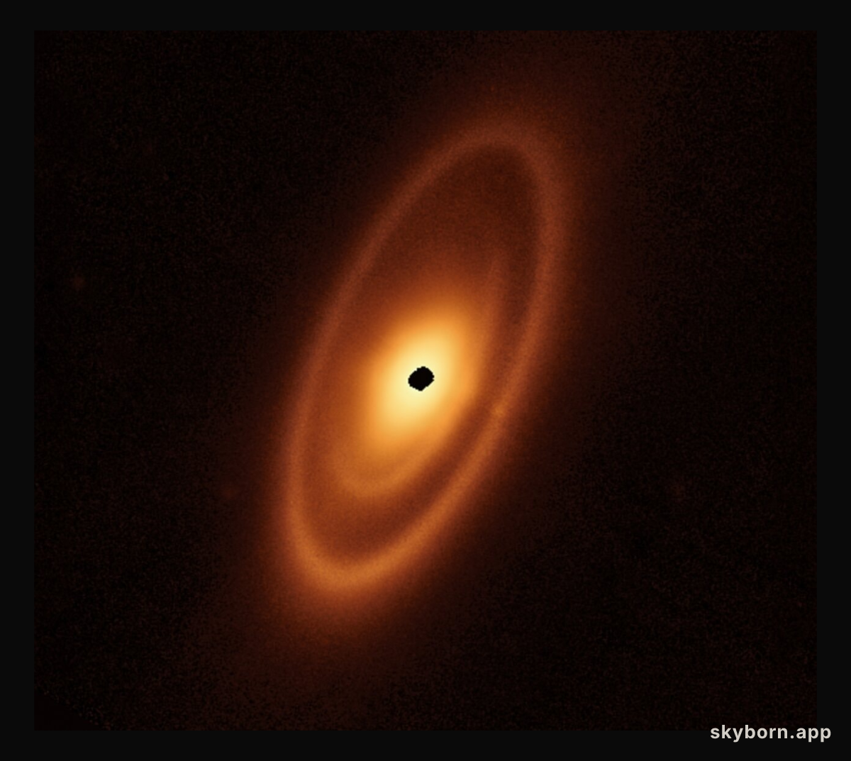 Webb inspects dusty debris disc around Fomalhaut